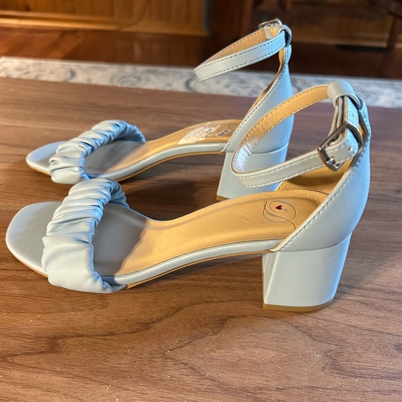 Light blue chunky ruched heels, sandals, size 5-1/2, cute, new without box - Picture 2 of 7